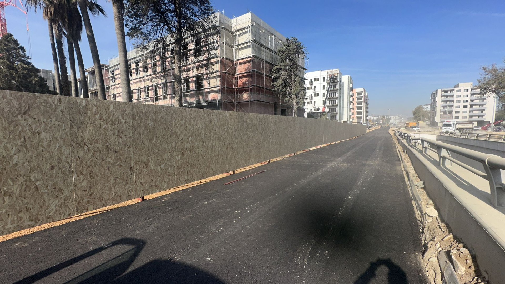 İnşaat sahası çevresinde OSB kapama, palmiye ağaçlı bulvar kenarı